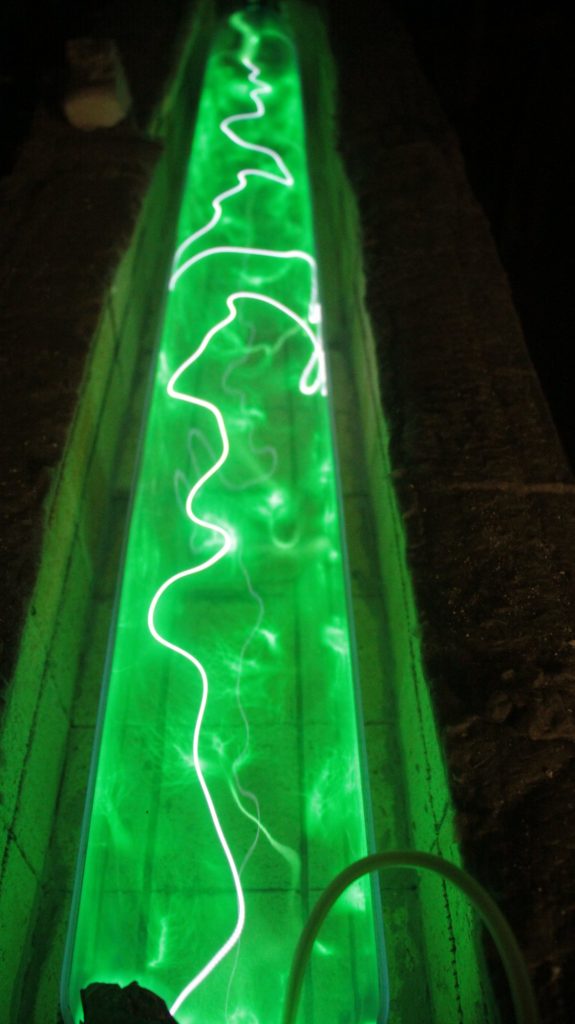 Green Arrow — a white discharge along the tube